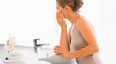 mujer lavándose la cara